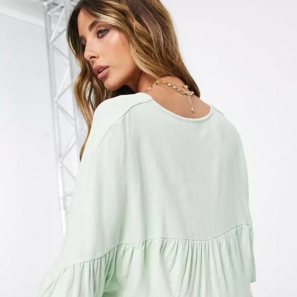 ASOS DESIGN Curve tiered smock top with frill sleeve in apple - Picture 5 of 6